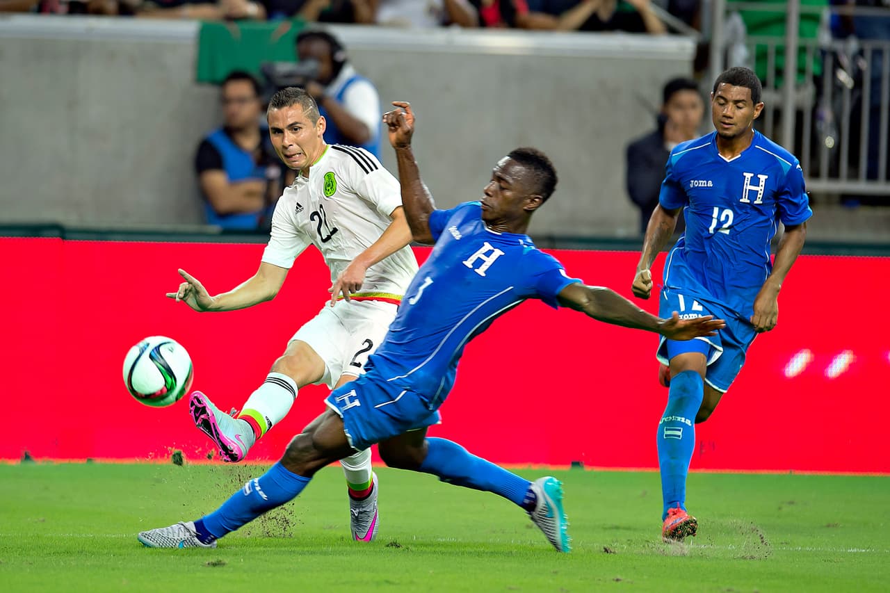 7 Maynor Figueroa debió batallar con los arribos de Esquivel y Carlos Vela por la banda derecha y consiguió detenerlos. Se dio incluso tiempo para subir al ataque alguna vez.