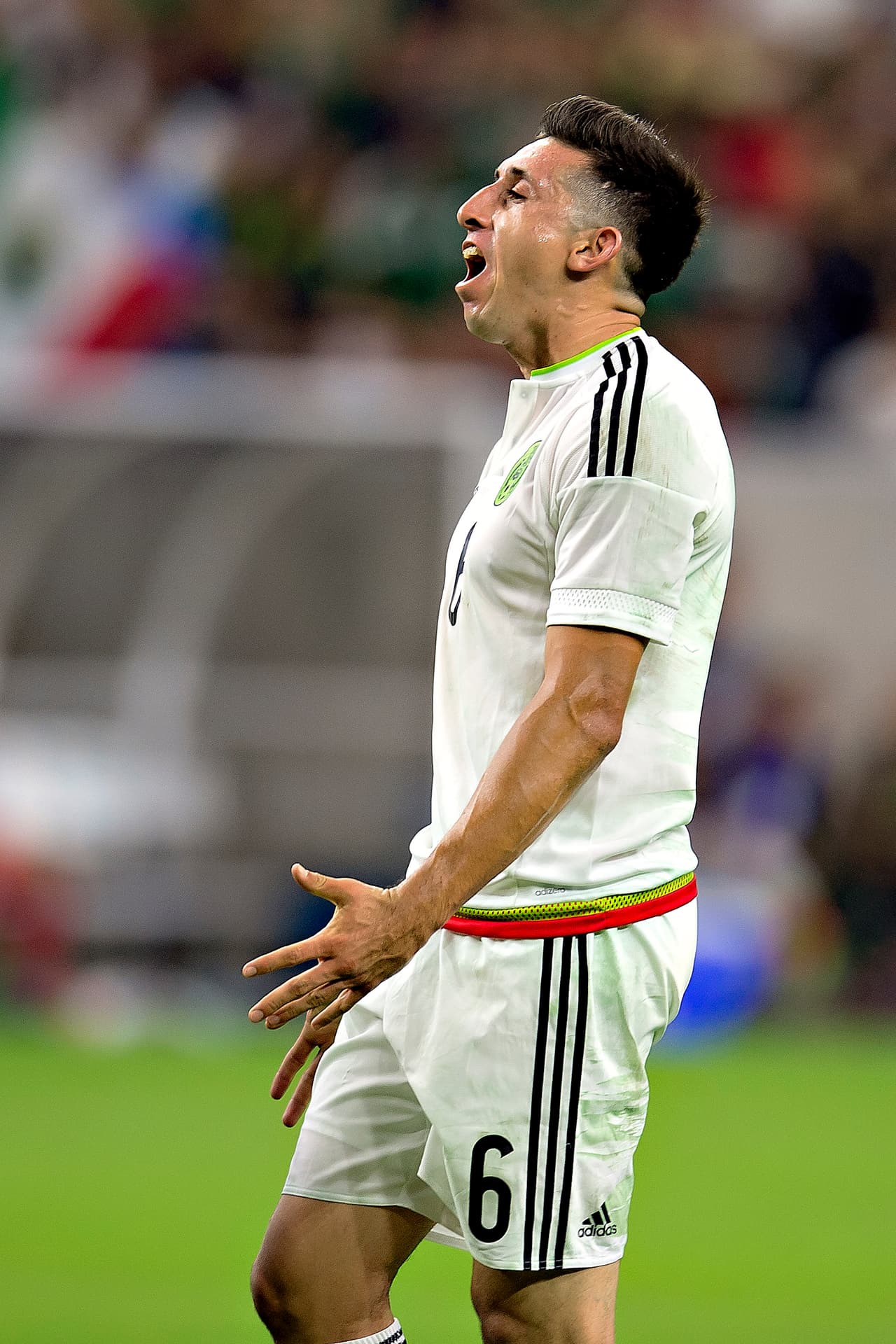 6 Héctor Herrera va de a poco tomando su nivel, pero aún le falta claridad al ir al frente.