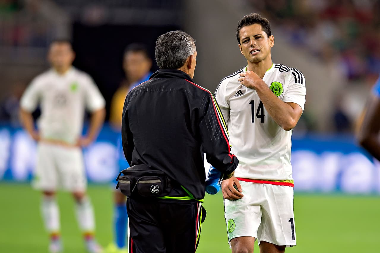 7 Javier "Chicharito" Hernández cumplía una buena labor al frente del equipo mexicano cuando a los 40 minutos en una jugada fuerte, pero accidental, con un hundureño. Cayó mal y se fracturó una clavícula. Puede perderse la Copa Oro.