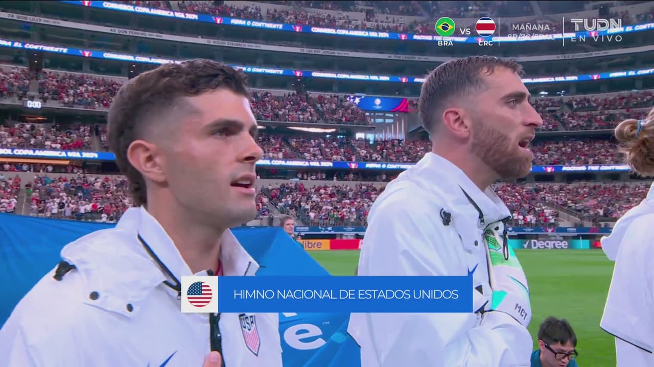 ¡Emoción a tope! Se interpretan los himnos de USA y Bolivia