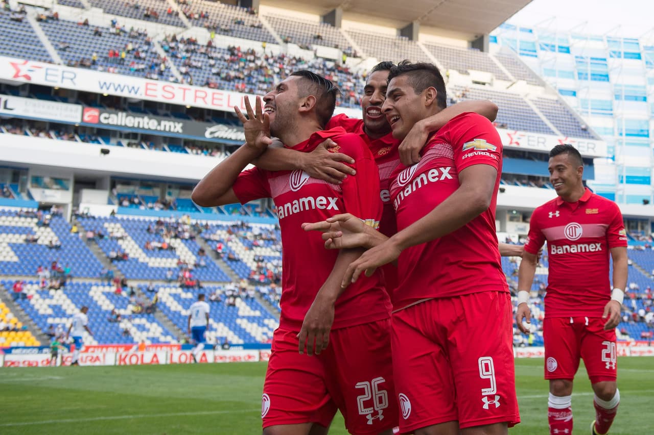 Los jugadores de Toluca festejan uno de los dos goles ante Puebla.