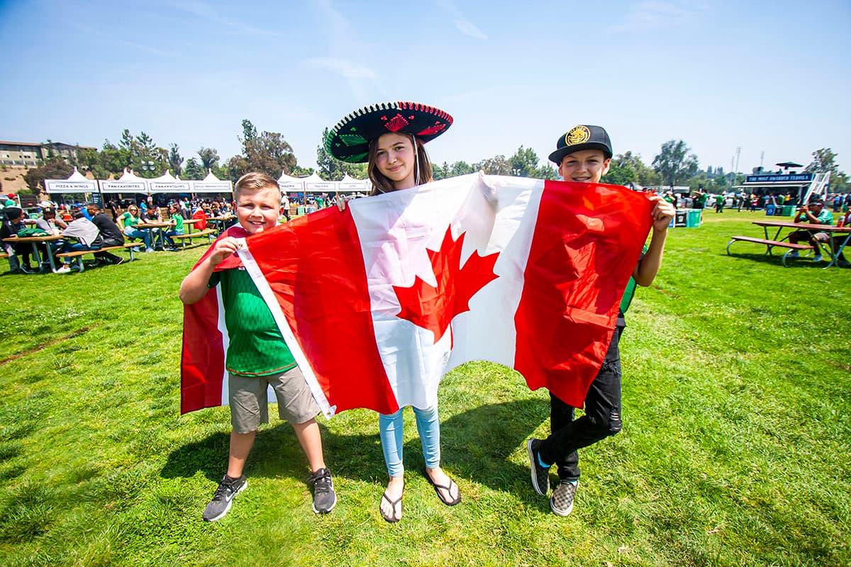 Los fanáticos apoyan a Canadá en el inicio de la Copa Oro en el Rose Bowl de Pasadena, California.