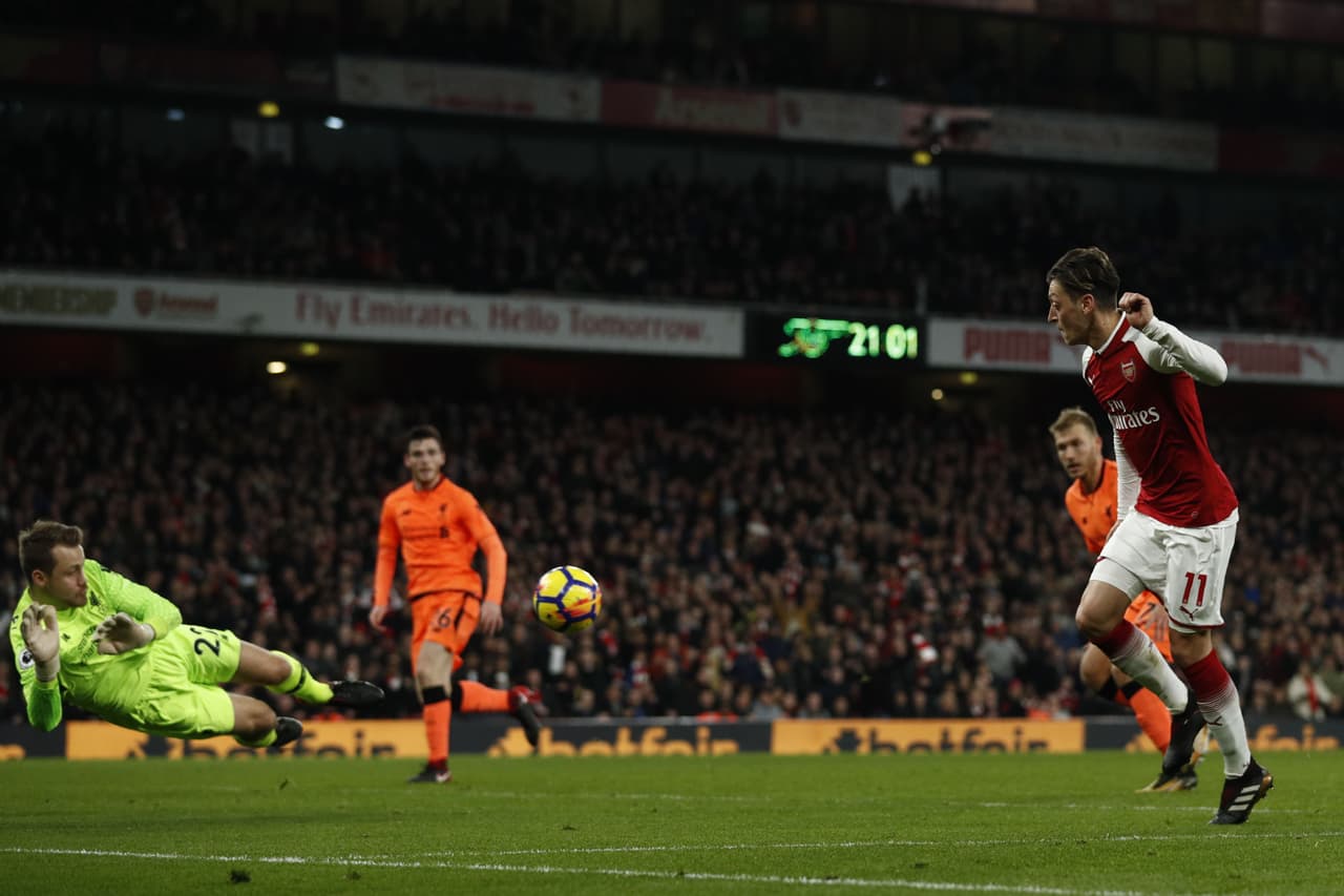 Y aún faltaba más. Al minuto 58, el turno fue para Mesut Ozil que tras pase de Alexandre Lacazette definió por encima del portero para darle vuelta al marcador.