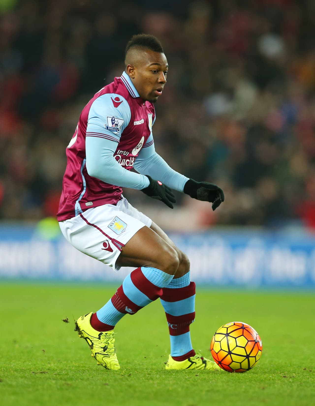 SUNDERLAND, ENGLAND - JANUARY 02: Adama Traore of Aston Villa controls the ball during the match between Sunderland and Aston Villa at The Stadium of Light on January 02, 2016 in Sunderland, England. (Photo by Ian MacNicol/Getty images)