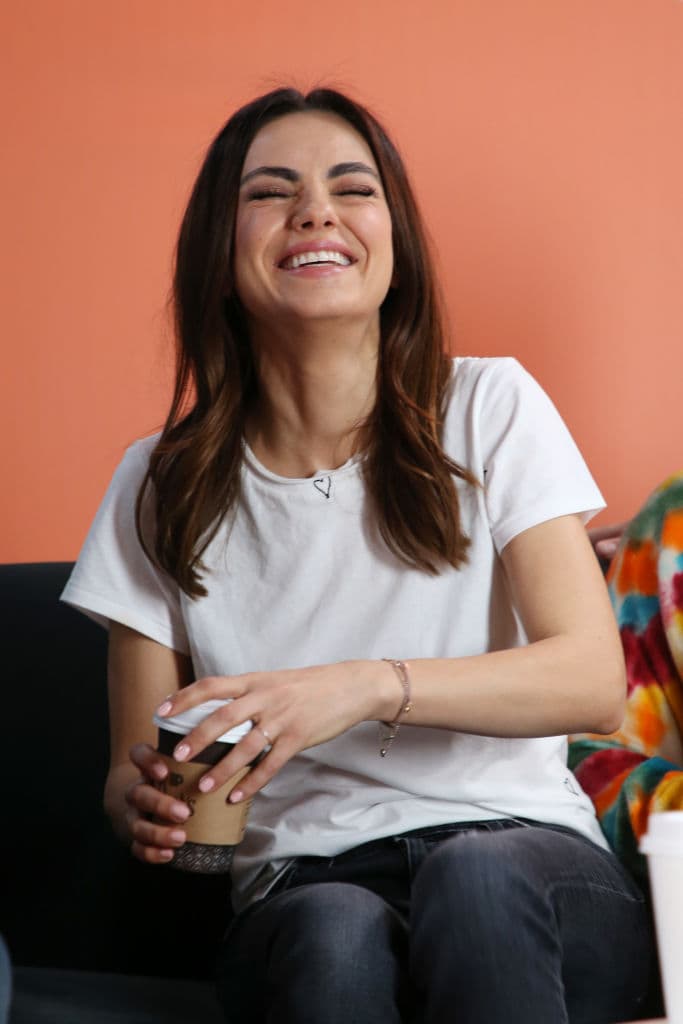 Cuando llegó al quinto episodio, Ashton despertó y le preguntó si estaba viendo contenido para adultos.