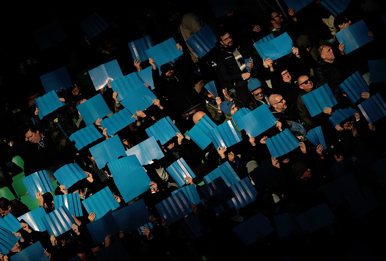 Al estadio Giuseppe Meazza llegaron 53.403 fanáticos listos a ver cómo su equipo se apoderaba de un sitio esquivo durante los últimos años.