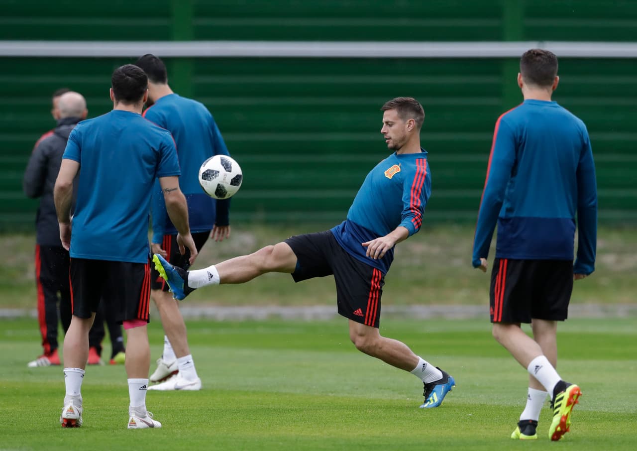 César Azpilicueta (centro) es observado por sus compañeros mientras practica el control del esférico. El jugador del Chelsea espera tener oportunidad de jugar ante la oncena marroquí.
