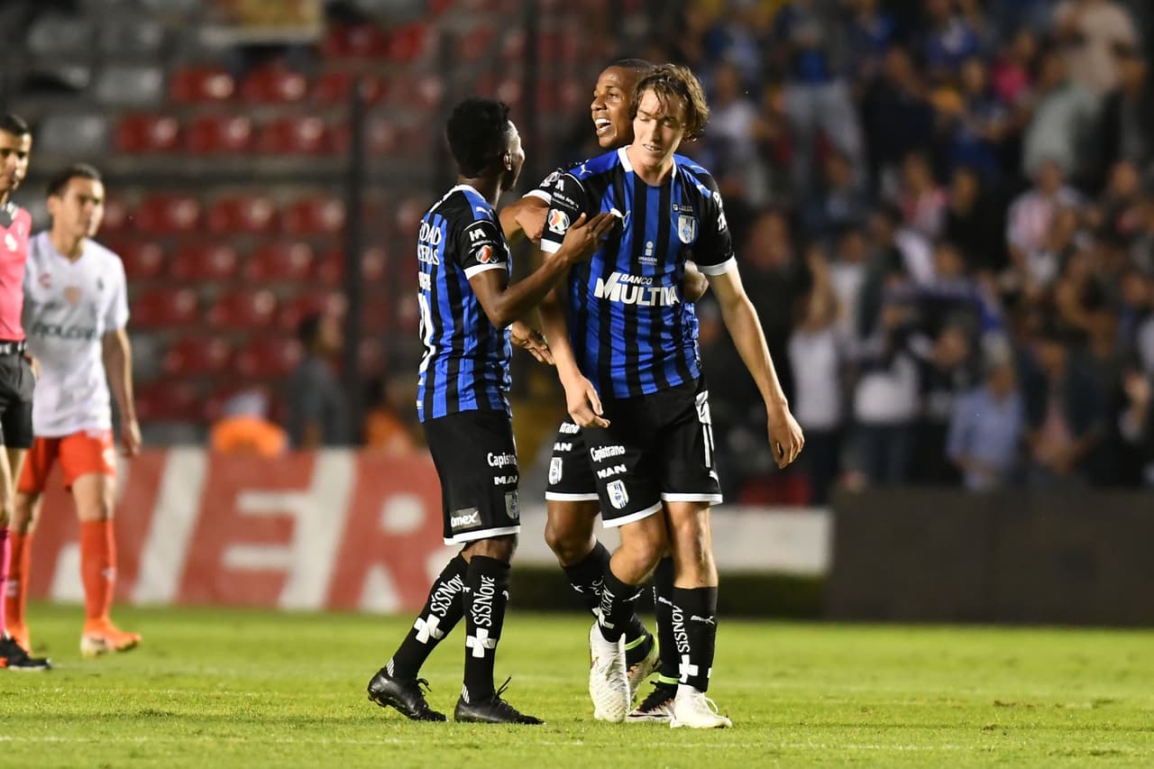 Necaxa aprovechó la superioridad numérica y repitió dosis con triunfo 2-3 (2-6 global) ante Gallos Blancos.