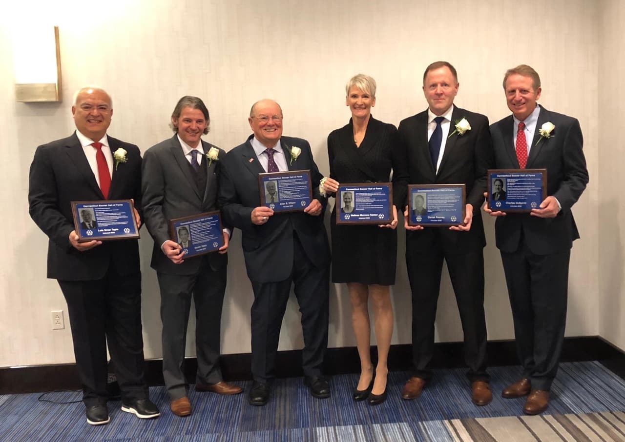 Luis Omar Tapia fue investido al Salón de la Fama del Futbol