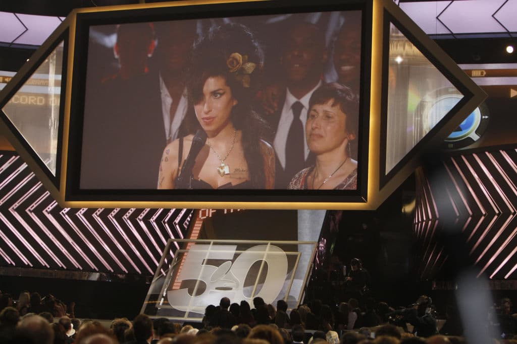 "A puerta cerrada, todos estábamos tratando de lidiar con el poder de su adicción", dice Winehouse-Collins.