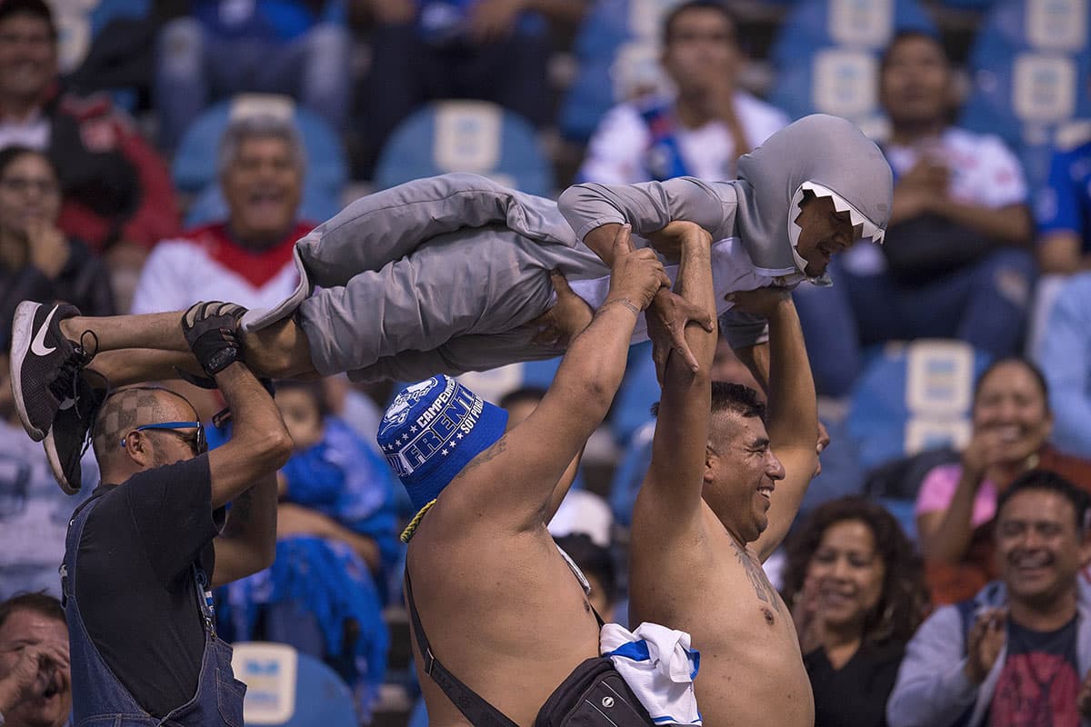 Fanáticos de Puebla en el Estadio Cuahutémoc durante el juego entre Puebla y Veracruz.
