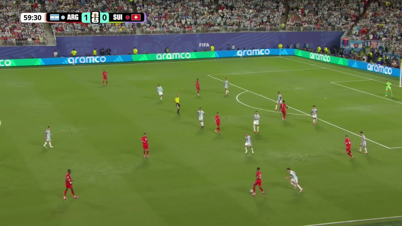 ¡TIRO ATAJADO! disparo por Breel Embolo.