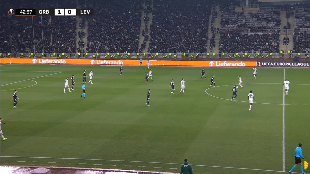 ¡TIRO ATAJADO! disparo por Adam Hlozek.