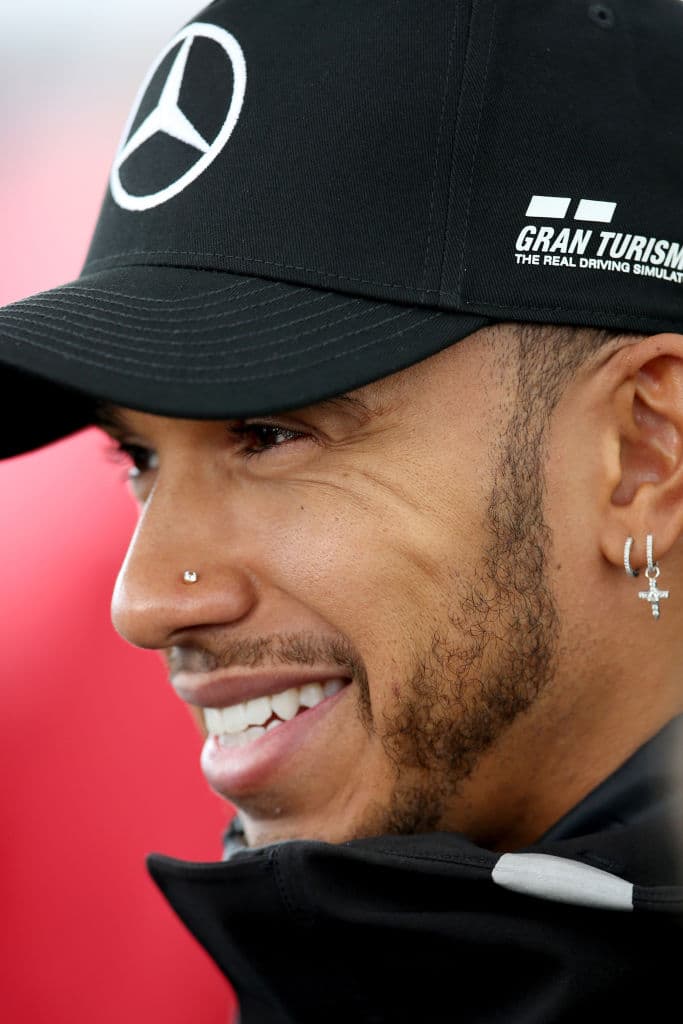 La alegría es evidente en el piloto de Mercedes, que a sus 33 años está a muy poco de hacer historia al igualar con cinco títulos al mítico piloto argentino Juan Manuel Fangio.