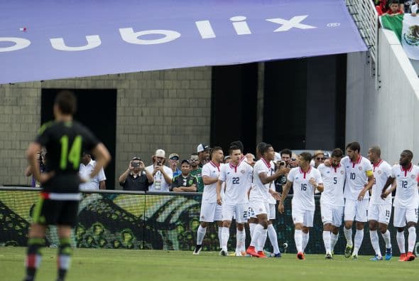 Lo cual supo aprovechar con creces el rival. Pero en la segunda parte, gracias al ingreso de Esquivel y Vázquez y al reacomodo en el medio campo todo mejoró y le alcanzó para igualar con Costa Rica a dos goles.