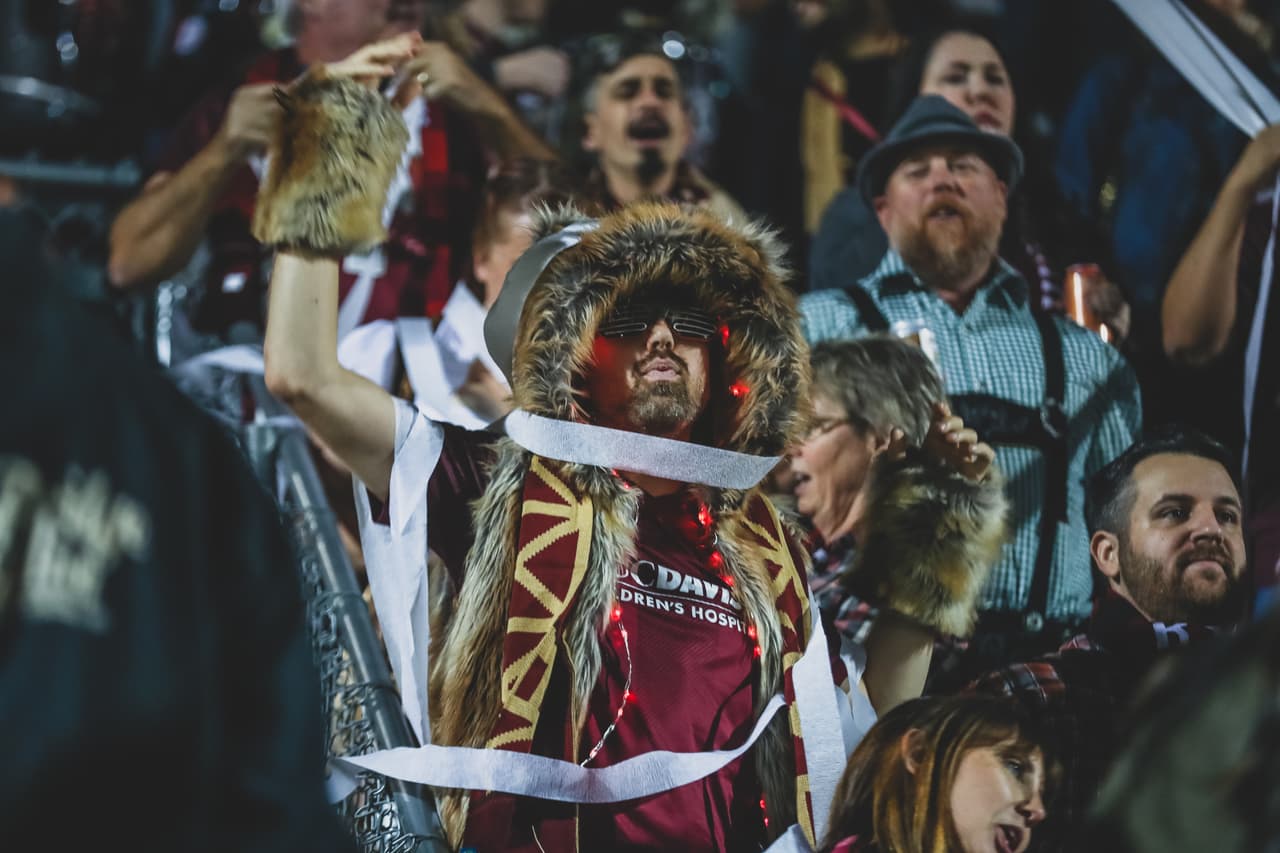 Don es un biólogo molecular de día y un furioso hincha de noche, y puede ser visto en las primeras líneas del Tower Bridge Battalion, uno de los grupos organizados de SRFC. Don es defensor social reconocido y brindó un memorable y emotivo discurso sobre el impacto comunitario del club ante el Consejo de la Ciudad antes del voto sobre el estadio del equipo.