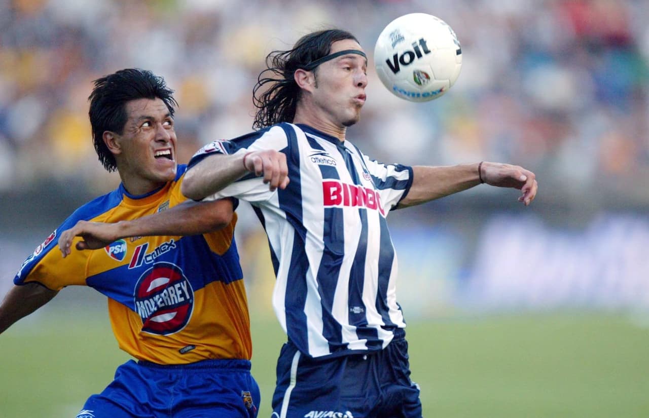 En medio del duelo de Monterrey contra Tigres, los Rayados tienen en su memoria al fallecido goleador Antonio De Nigris.