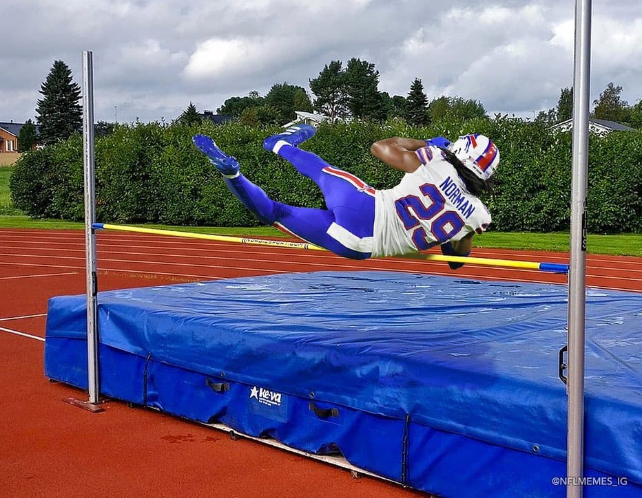 Los memes también ‘despacharon’ a Josh Norman | Las burlas en internet hicieron lo suyo luego de que el corredor de los Titans quitara de se camino al cornerback de los Buffalo Bills.