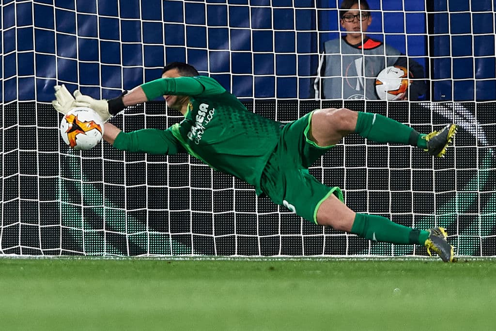 Y Fernández detuvo el penalti que le pudo haber dado mayor ventaja al Valencia pero su atajada fue providencial.
