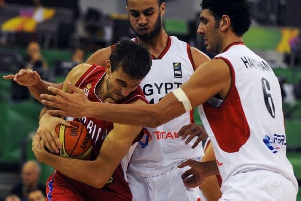 Serbia se apuntó la primera victoria en el Grupo A del Mundial de baloncesto de España 2014 al no encontrar rival en los faraones de Egipto, al los que ganó en Granada por 64-85, una diferencia que no constató la existente entre ambos equipos.