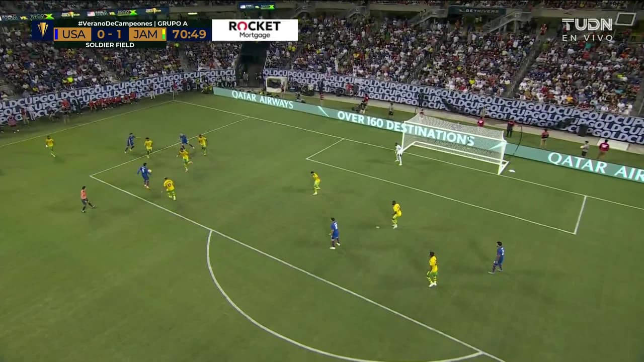 ¡TIRO ATAJADO! disparo por Cristian Roldán.