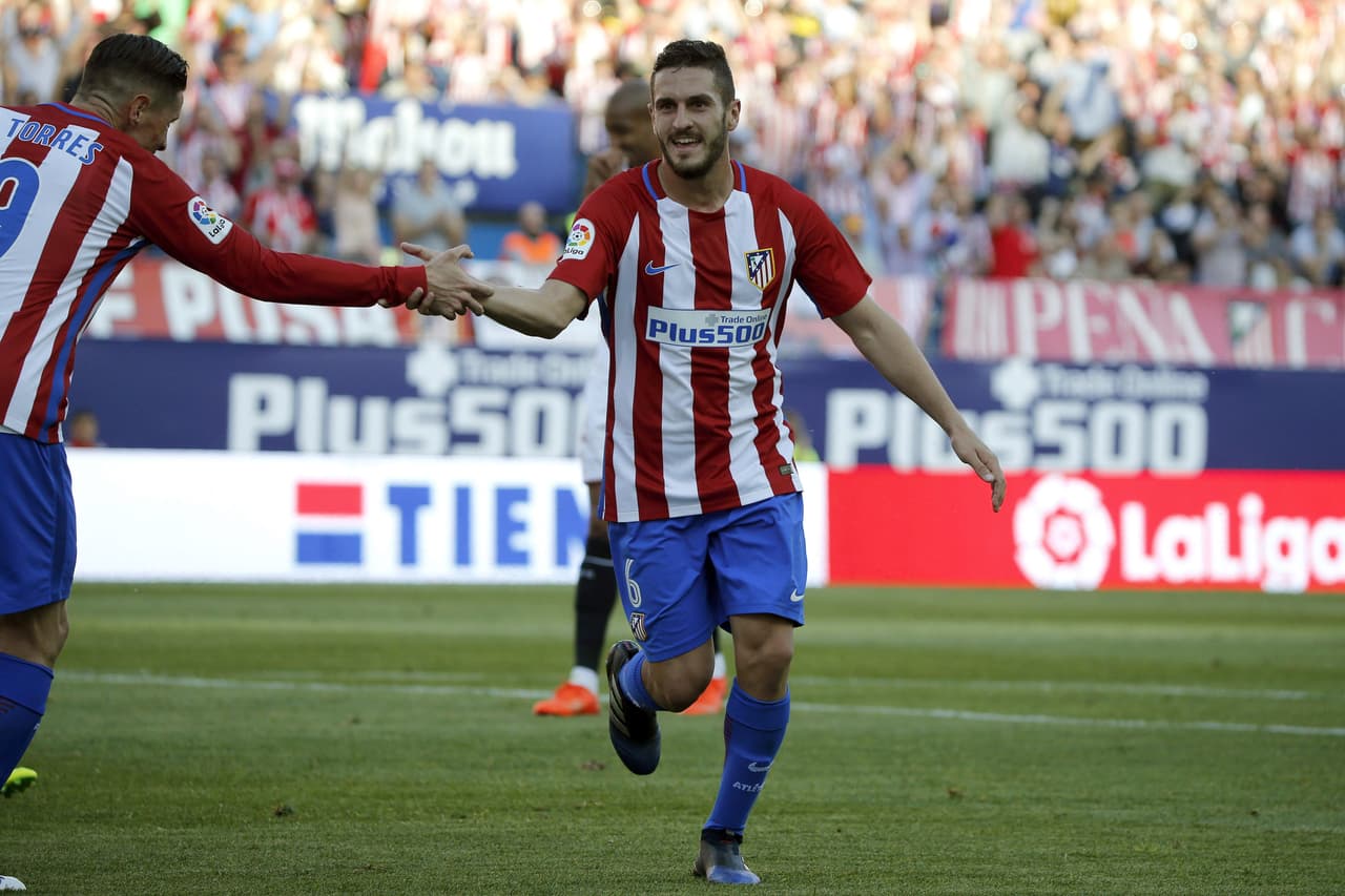 Un partido solvente del Atlético de Madrid y los goles del francés Antoine Griezmann, también asistente, del uruguayo Diego Godín y Koke Resurrección sometieron al Sevilla, doblegado sin matices, apretado en el tercer puesto y alejado, probablemente ya de forma definitiva, de la pelea por el título de Liga.