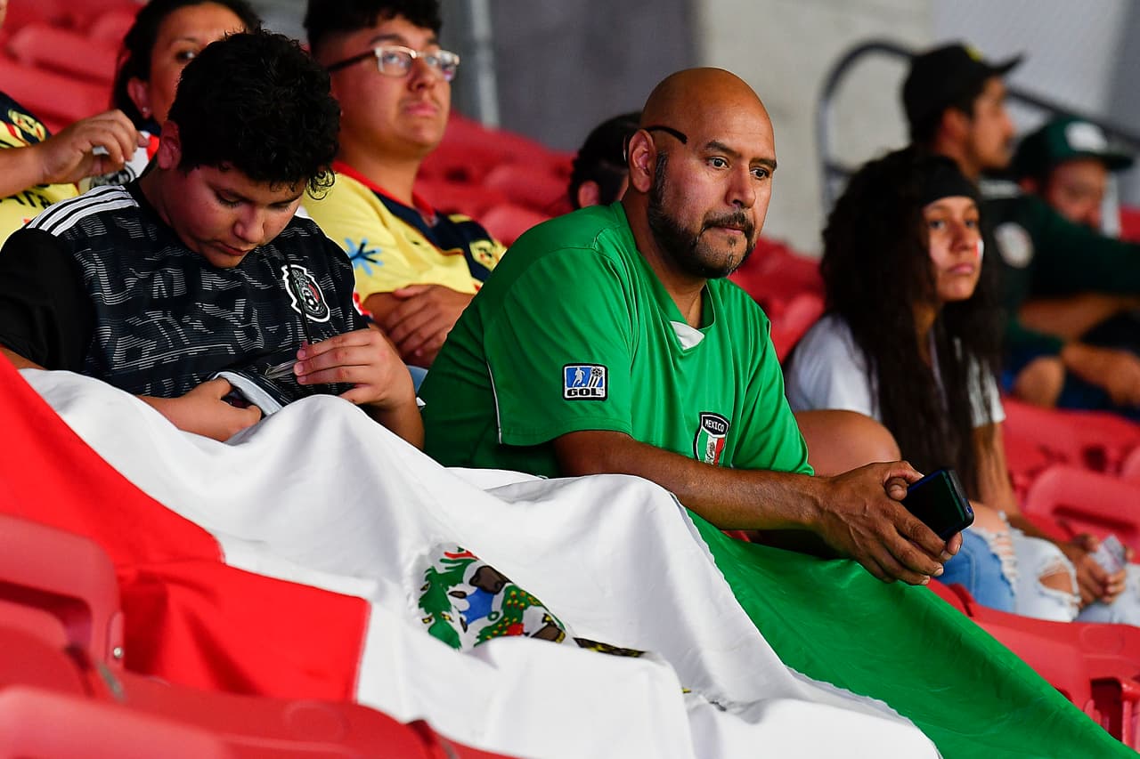 Un gran ambiente era el que estaban cocinando las aficiones de México y Haití previo a su importante partido por la Semifinal de la Copa Oro 2019 en el University of Phoenix Stadium en la ciudad de Glendale, Arizona. Evidentemente la afición del Tri fue una abrumadora mayoría que le dio una tonalidad esmeralda a las gradas de la casa de los Cardinals.