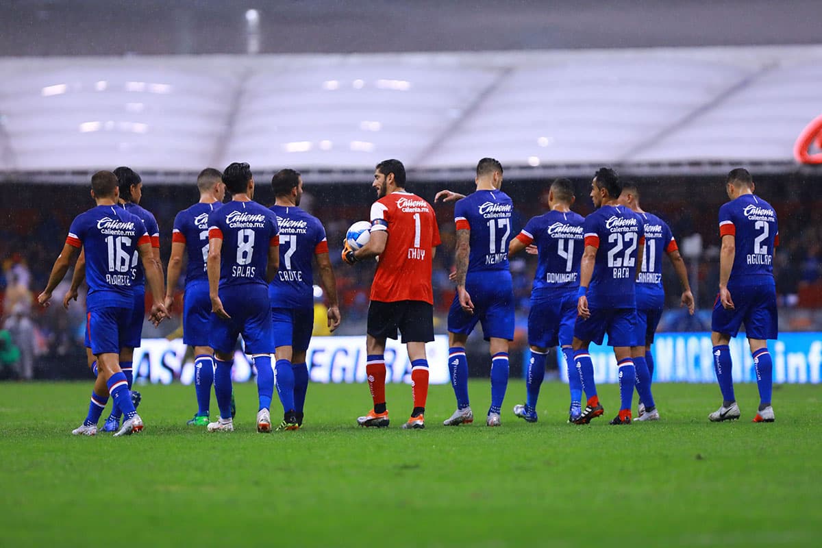 Cruz Azul pasó trabajos durante el partido para encontrar la forma de sumar los tres puntos, en parte por la lluvia en el Estadio Azteca.