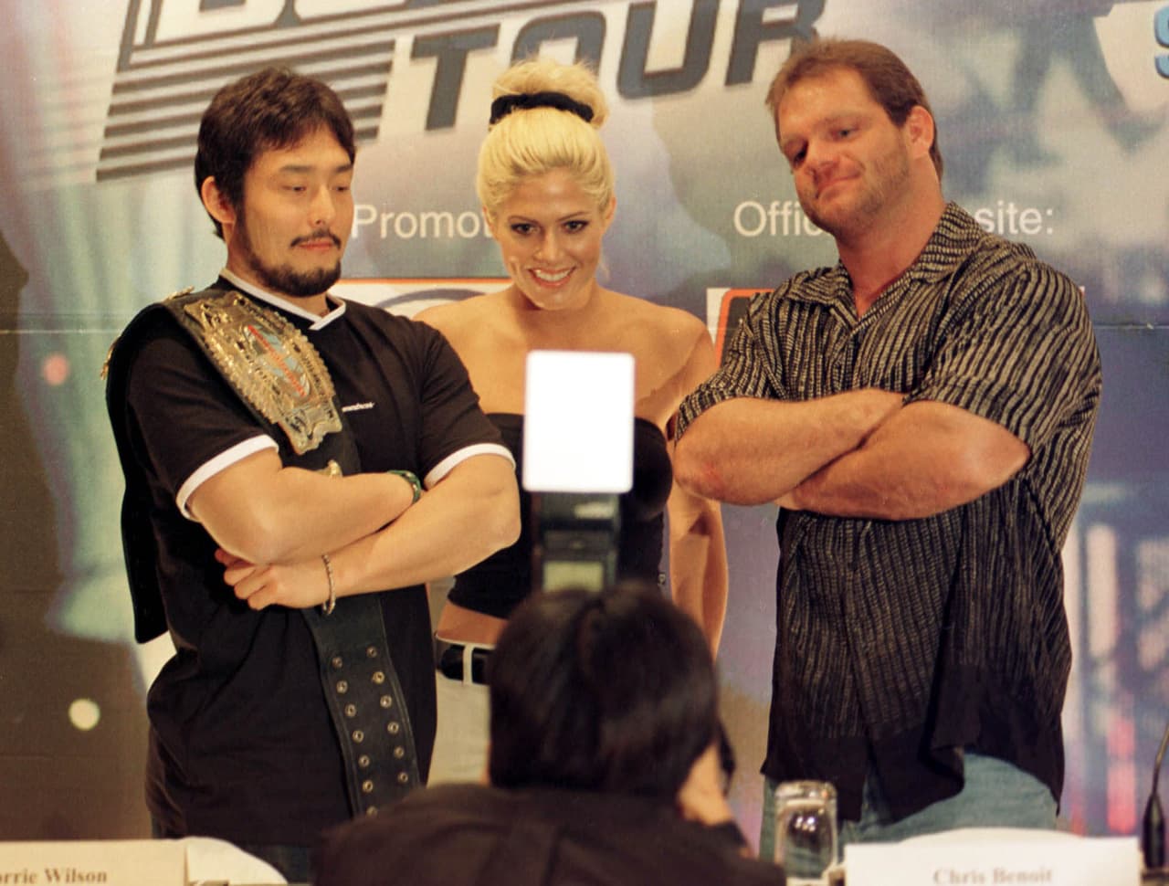 Chris Benoit tenía un problema de alcoholismo y esteroides. Tras matar a su esposa y a su hijo de siete años, se suicidó en su casa.