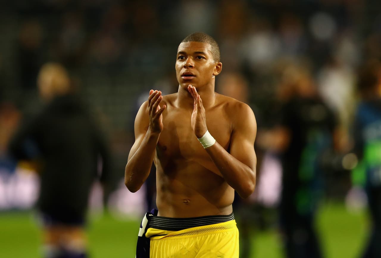 Actualmente está con el Paris Saint-Germain, conformando la 'MCN' con Neymar y Cavani.