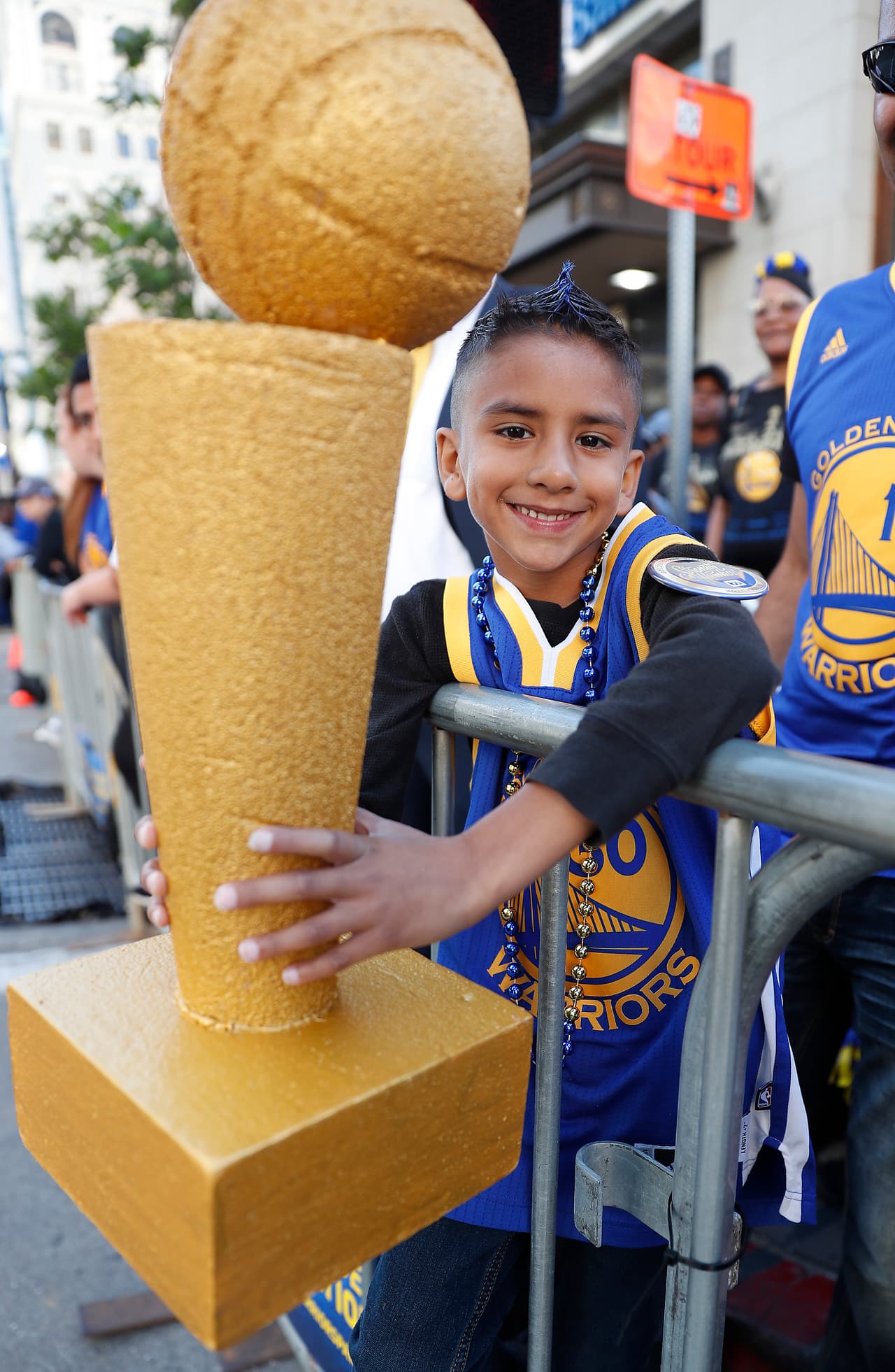 Miles de aficionados de los Golden State vivieron la celebración en un gran ambiente. Curry, Durant, Klay Thompson, Draymond Green y demás disfrutaron de su nueva victoria en el mejor baloncesto del mundo, la NBA.
