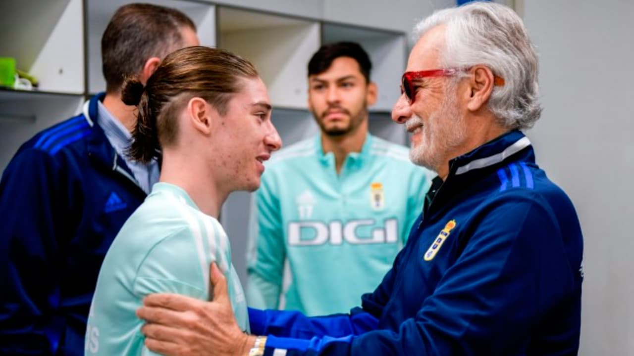 Jesús Martínez saluda a Marcelo Flores en su visita al Real Oviedo