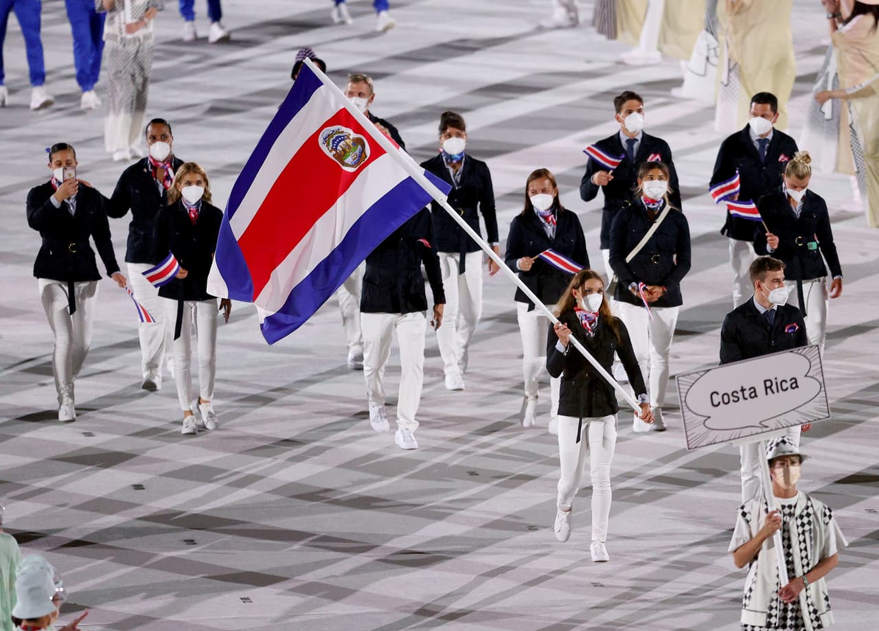 Con Andrea Carolina Vargas y Ian Sancho Chinchilaa la cabeza, así apareció Costa Rica en el desfile olímpico.