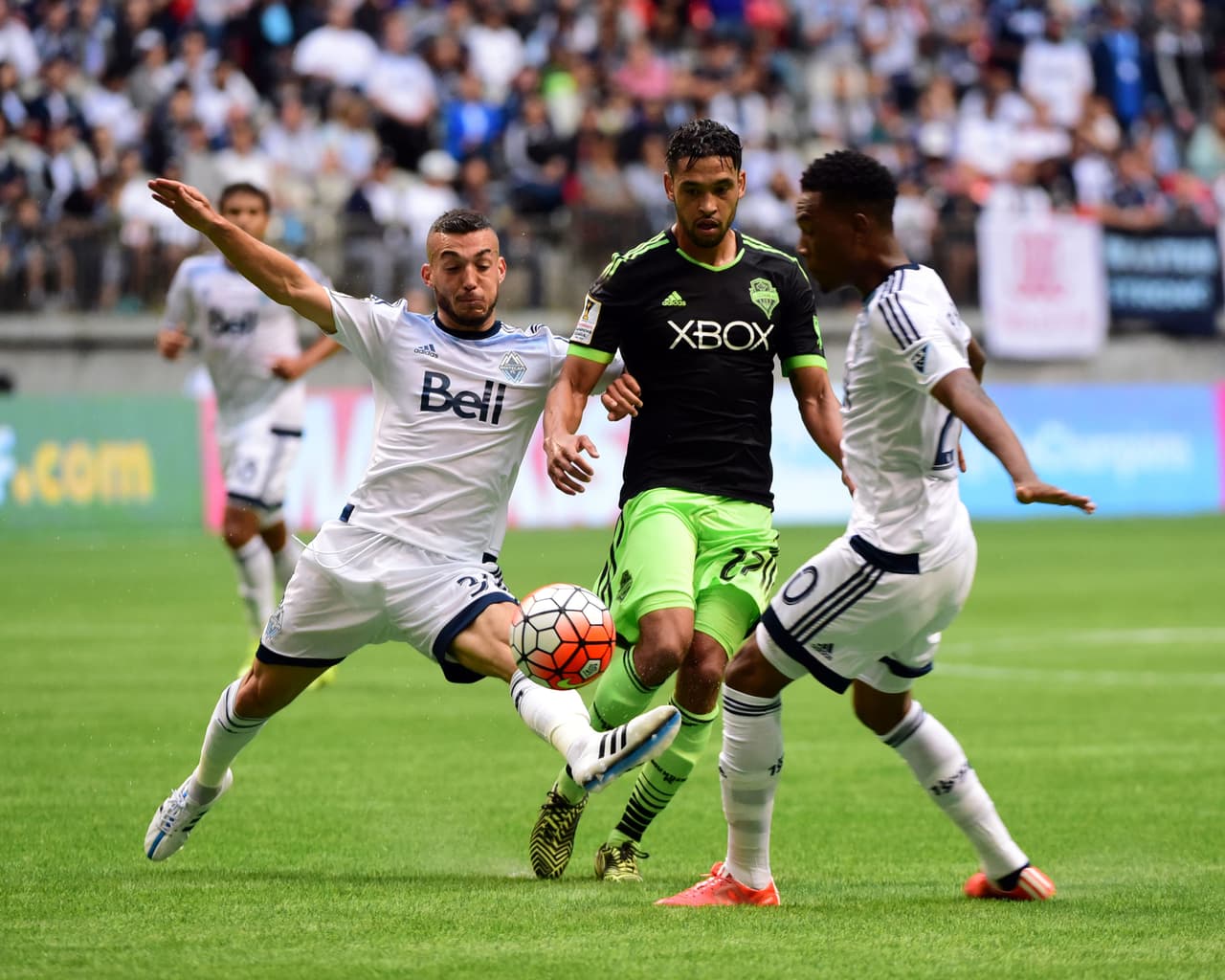 Lamar Neagle escapa a Russell Tiebert y a Deiby Flores.