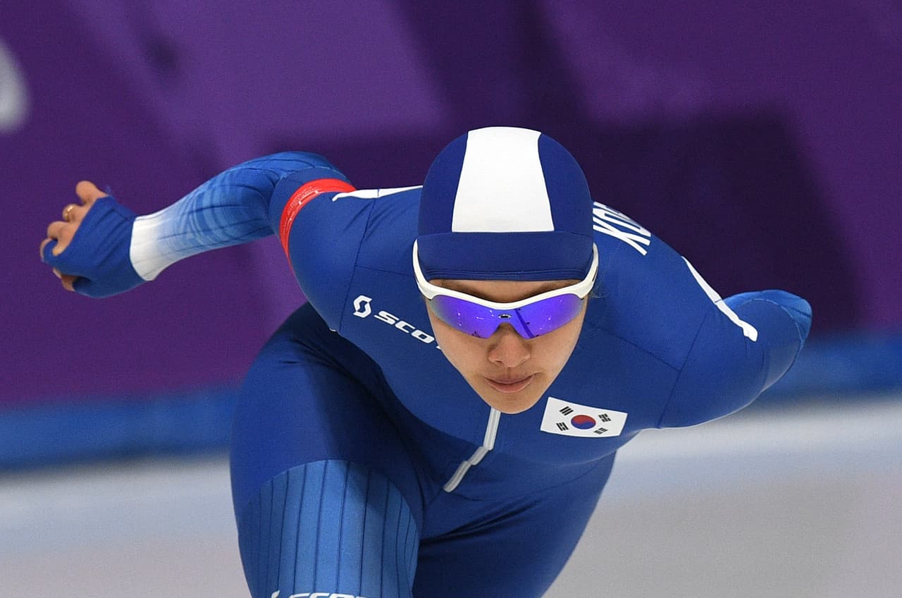 Las participantes del patinaje en velocidad mostraron su capacidad y además destacaron por el atractivo de sus rostros y cuerpos atléticos en los Olímpicos de Invierno. Acá, la coreana Kim Bo Reum.