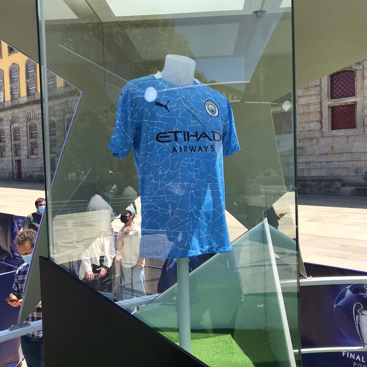A horas del pitazo inicial de la gran final de la UEFA Champions League, aficionados del Chelsea y del Manchester City llegan al Fan Fest de Porto para comenzar con el apoyo a sus clubes.
