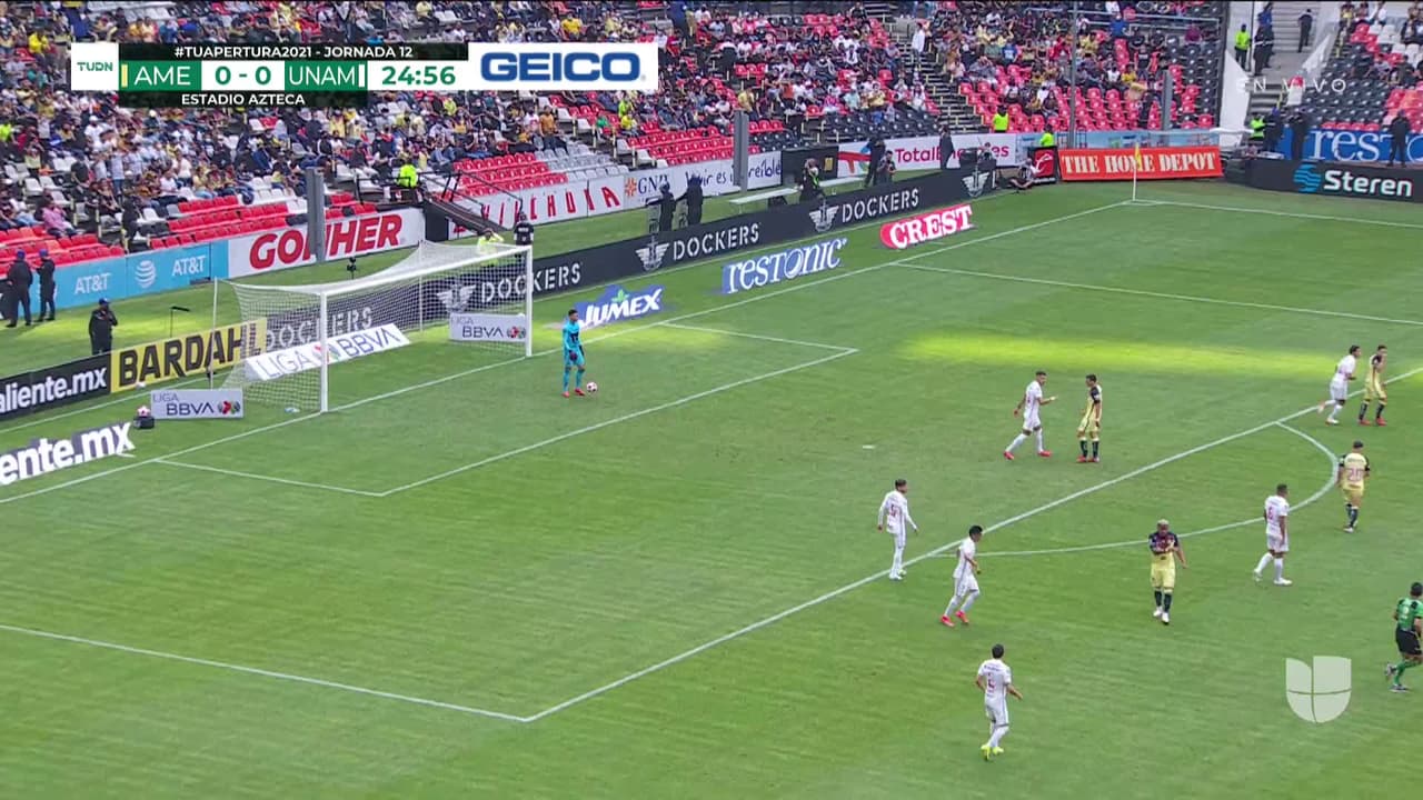 ¡TIRO ATAJADO! disparo por Roger Martínez.