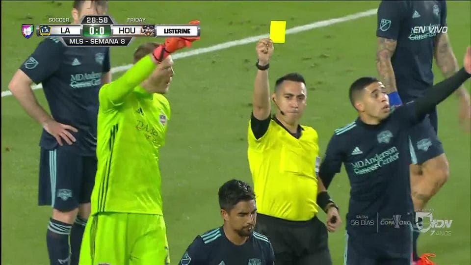 Tarjeta amarilla. El árbitro amonesta a A.J. DeLaGarza de Houston Dynamo