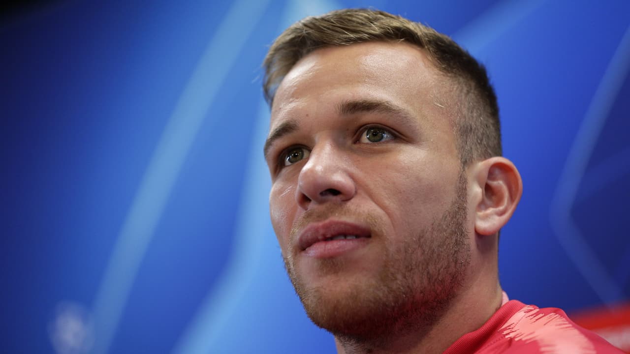 Arthur viajará a Barcelona pero mantiene su postura de no entrenar