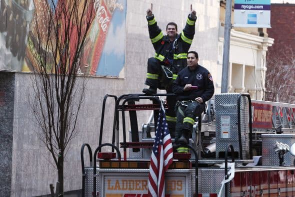 Correspondió a unos héroes de todos los días, los bomberos de NY, ceder los honores a los campeones de la NFL.