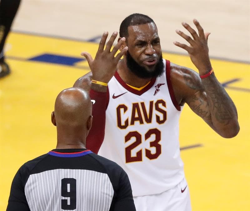 A decir de algunos expertos, hubo varias faltas que no le fueron cobradas a favor a James, y eso incrementó su nivel de frustración. Y con ese escenario, la serie viaja a Cleveland con déficit de 2-0.