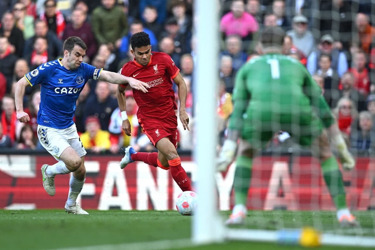 Liverpool derrotó al Everton gracias a los goles de Andrew Robertson y Divock Origi.
