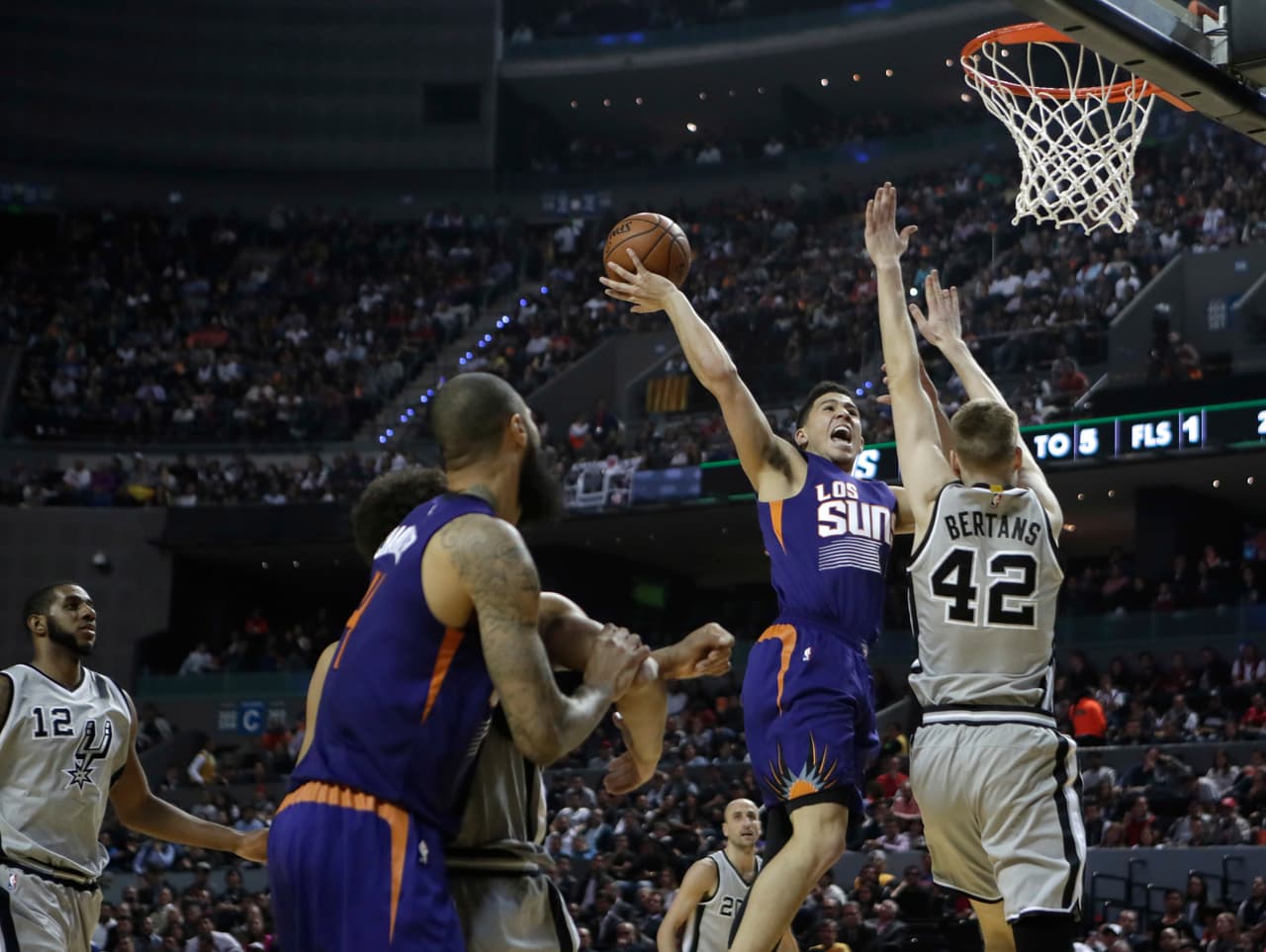 Dos días después, el 14 de enero de 2017, los Suns sorprenderían a los San Antonio Spurs al derrotarlos 108-105 ante una abarrotada Arena Ciudad de México.
