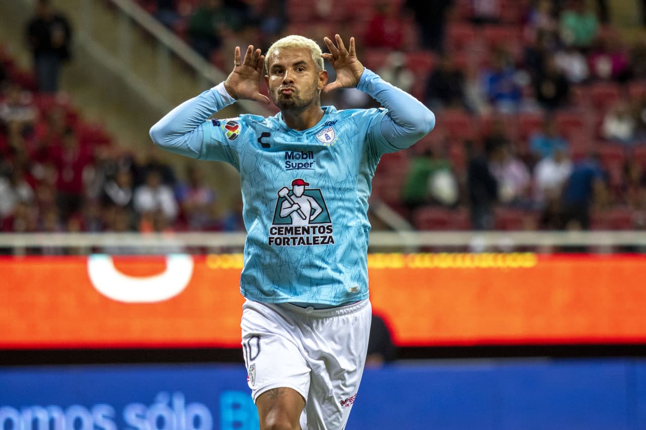 Xolos anuncia a Edwin Cardona en pleno juego ante Atlas