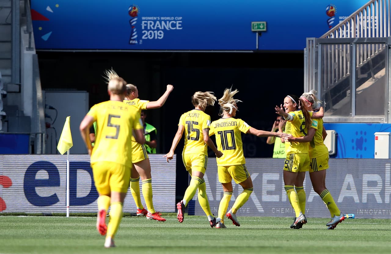 La mediocampista del Linköping aprovechó un error en el rechazo de Inglaterra y de derecha venció la resistencia de la portera. Su tercer gol en la Copa del Mundo.