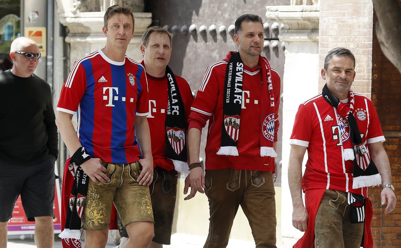 Los aficionados del Sevilla y los del Bayern Múnich se juntaron en el Ramón Sánchez Pizjuán para presenciar el duelo de cuartos de final de la Champions League. Mucho colorido, alegría y buen ambiente en la capital de Andalucía.