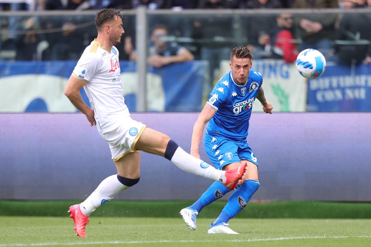 Hirving Lozano dio pase a gol, pero el Napoli se alejó de la lucha por el Scudetto con la épica remontada del Empoli para ganar 3-2 tras ir abajo 0-2 hasta los últimos 10 minutos en la Serie A.