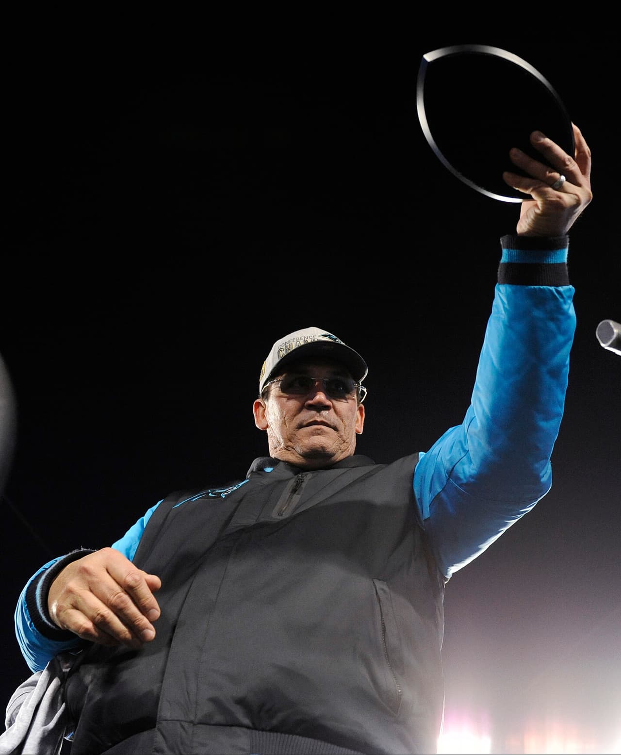 Todos voltean a ver a Cam Newton, la forma en que los Panthers aplastan rivales y luego como festejan en la banca tomando fotos, no sin antes regalar balones a los niños luego de anotar touchdown. Lo que pocos voltean a ver es al coach Ron Rivera, principal responsable de este proyecto llamado Carolina Panthers, que está a un paso del Campeonato.