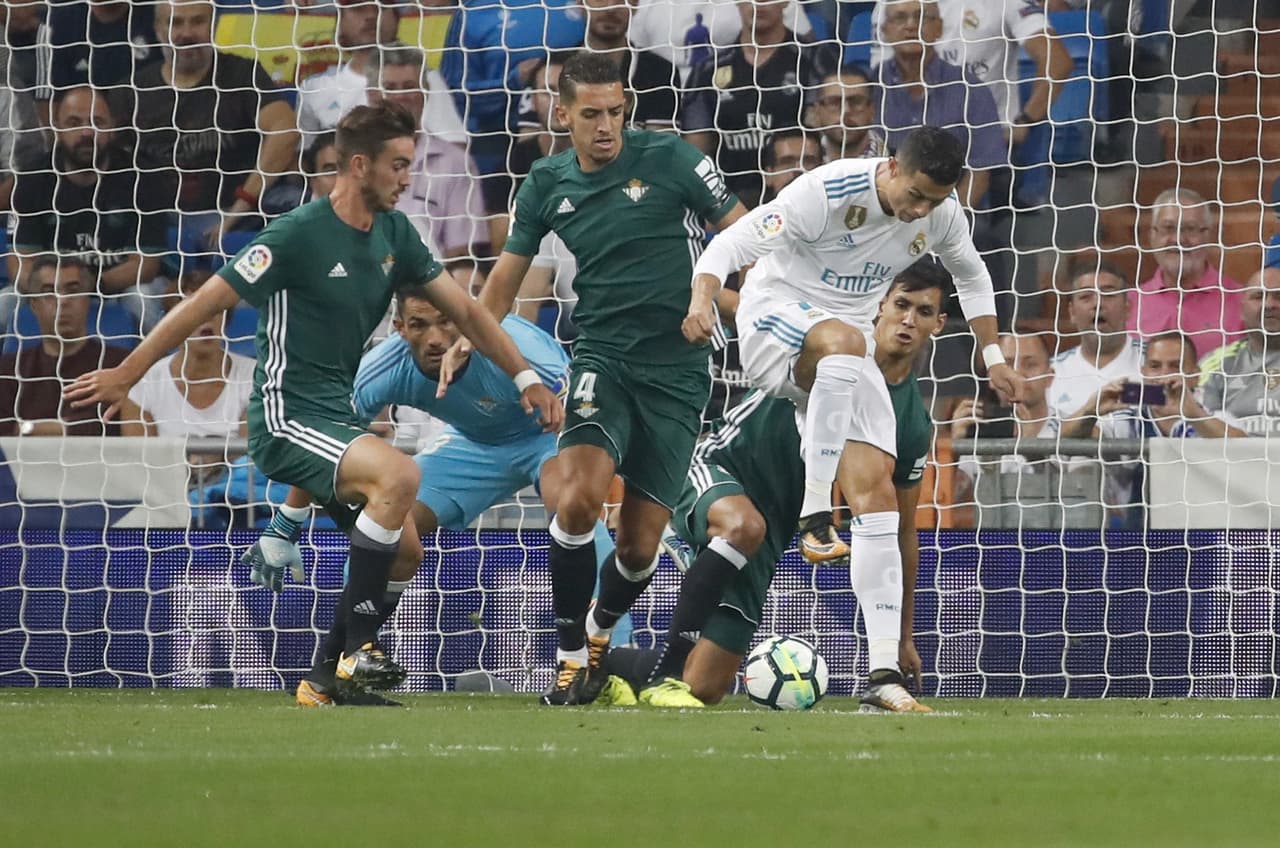 Betis realizó el primer cambio del partido con la salida por lesión de Víctor Camarasa y la entrada del mexicano Andrés Guardado al minuto 44 del primer tiempo.