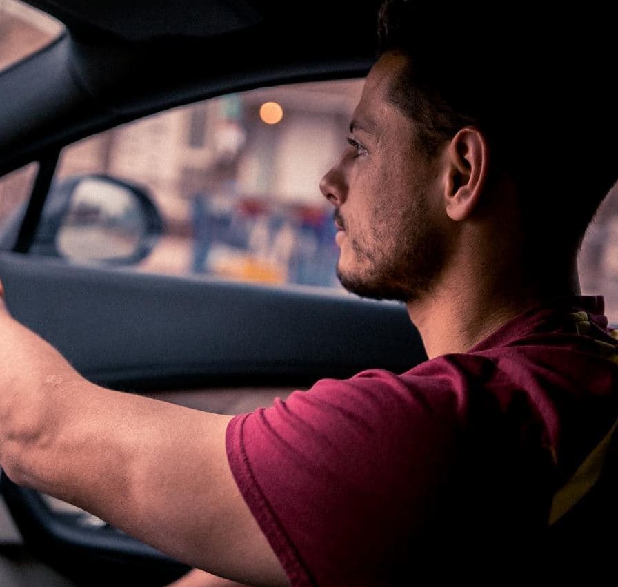 En el mundo del fútbol encontramos todo tipo de personajes, pero ‘Chicharito’ demuestra en cuestión de autos ser una persona simple, similar a 
<a href="https://www.univision.com/carros/carros-y-famosos/los-carros-de-lionel-messi-fotos">Leo Messi</a> y extremadamente diferente a 
<a href="https://www.univision.com/noticias/autos-y-famosos/el-impactante-garaje-de-cristiano-ronaldo-en-fotos-fotos">Cristiano Ronaldo</a>.